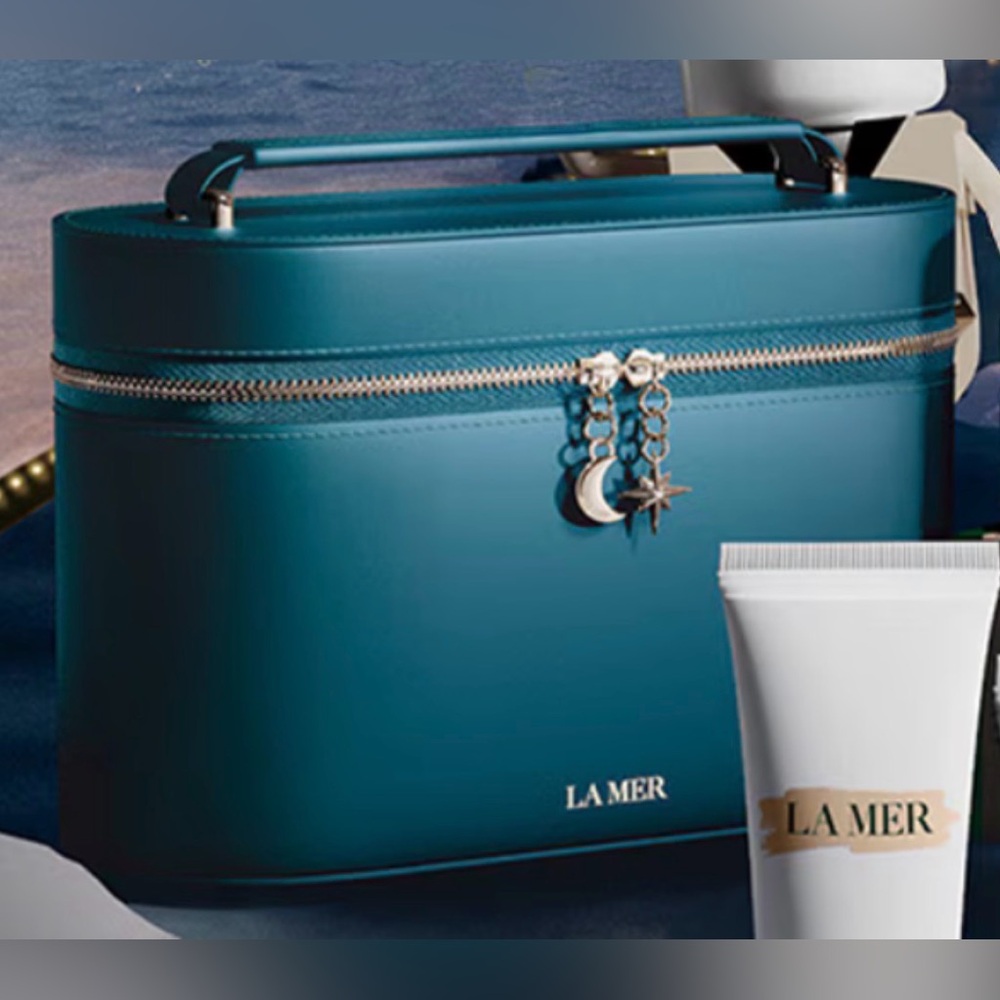 La Mer Vanity Case with Handle